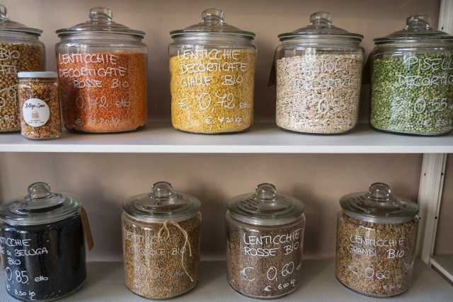 Merce sfusa e niente imballaggio, sono i negozi "zero waste": �Ma a Bari non decollano�